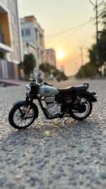 Classic Royal Enfield Die Cast Model - Image 4